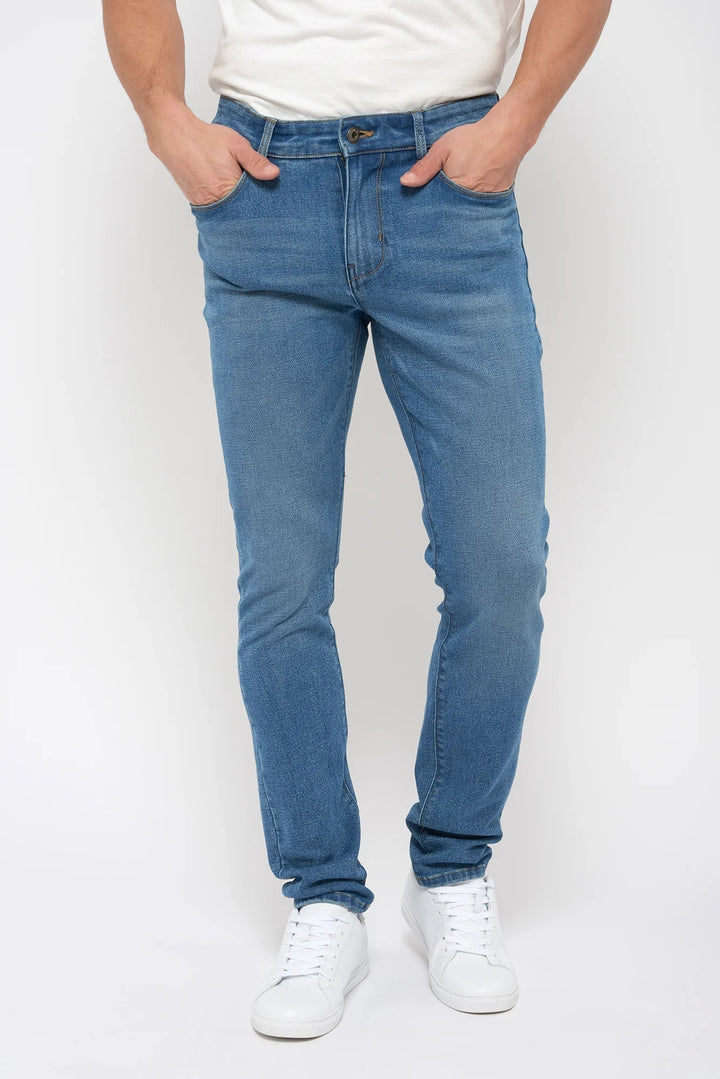 Tapered Fit Jeans aus 100 % recycelten Materialien hellblau