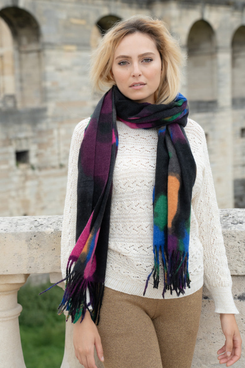 weicher mehrfarbig bedruckter Schal mit Fransen aus Wolle & Viskose