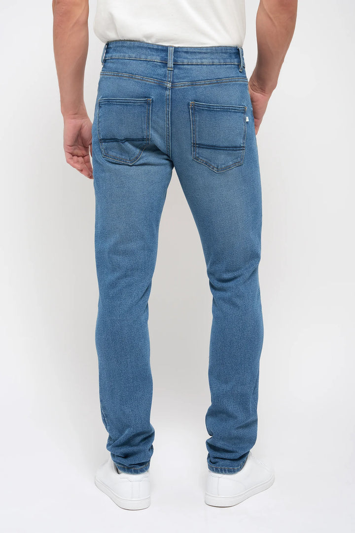 Tapered Fit Jeans aus 100 % recycelten Materialien hellblau